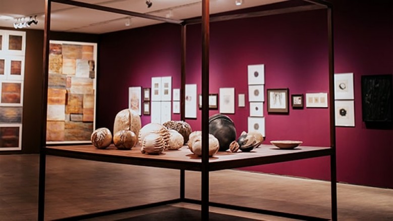 'Bir Denizkestanesinin Anıları - Melike Abasıyanık Kurtiç' sergisi, Erimtan Müzesi’nde sanatseverlerle buluştu