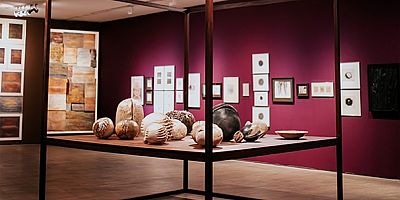 'Bir Denizkestanesinin Anıları - Melike Abasıyanık Kurtiç' sergisi, Erimtan Müzesi’nde sanatseverlerle buluştu