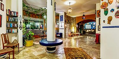 Villa Aşina Otel; yerel mimari unsurları modern dokunuşlarla harmanlayarak, benzersiz bir atmosfer sunuyor